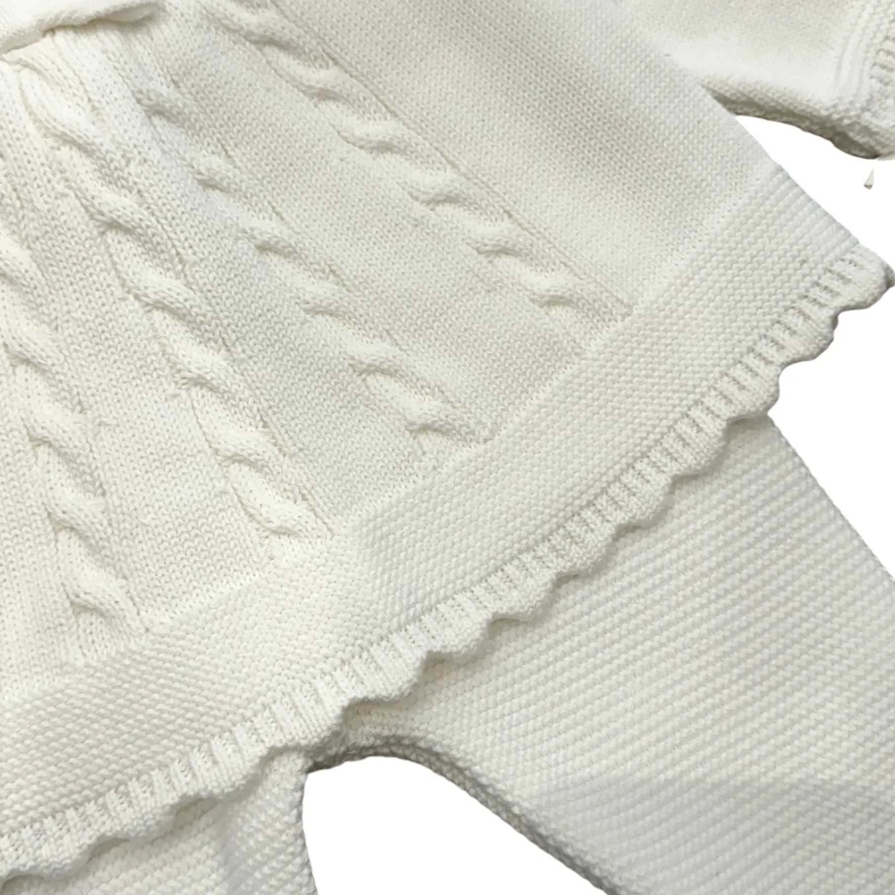 Ensemble tricoté avec nœud crème pour bébé fille