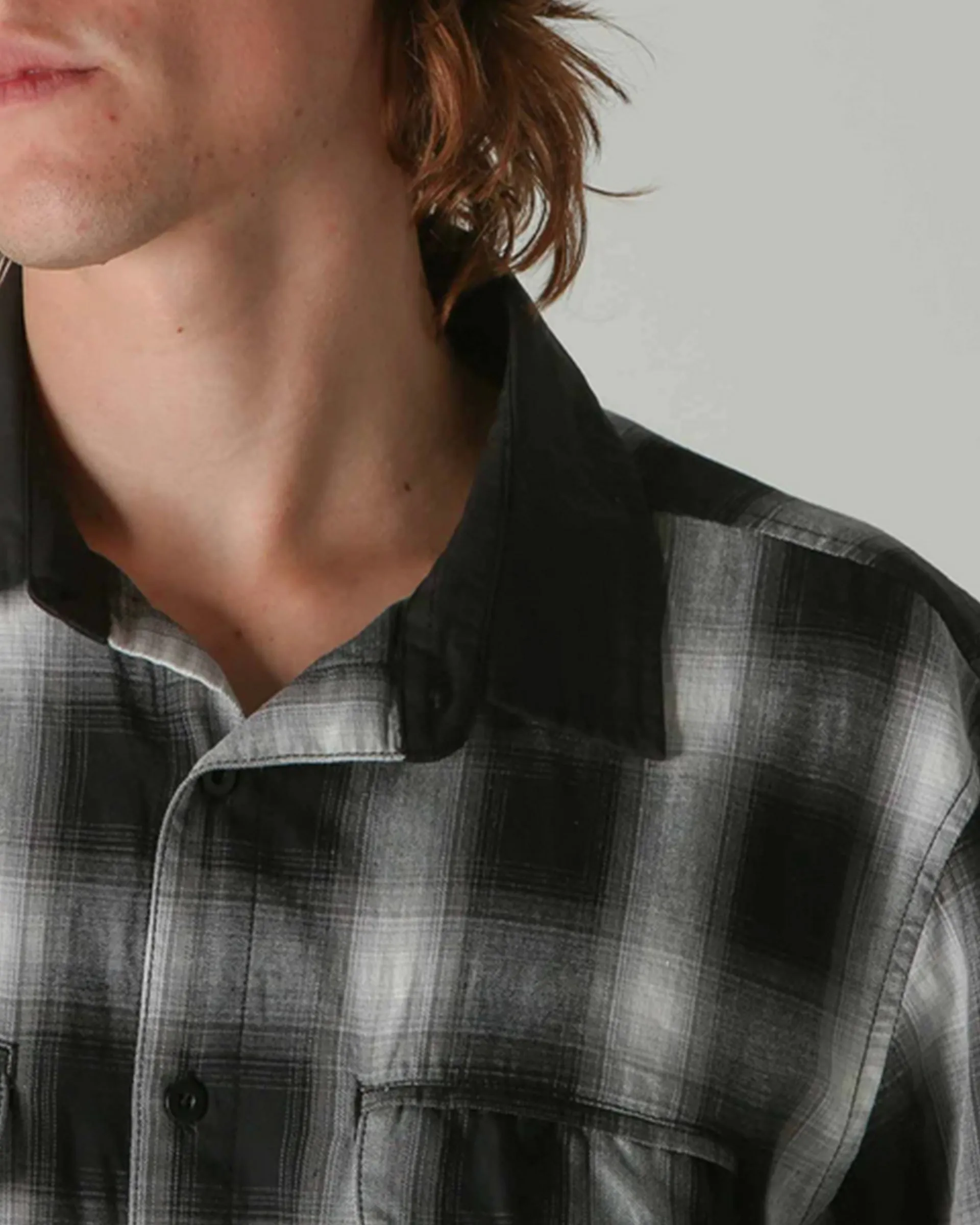 Chemise à carreaux à manches courtes avec boutons