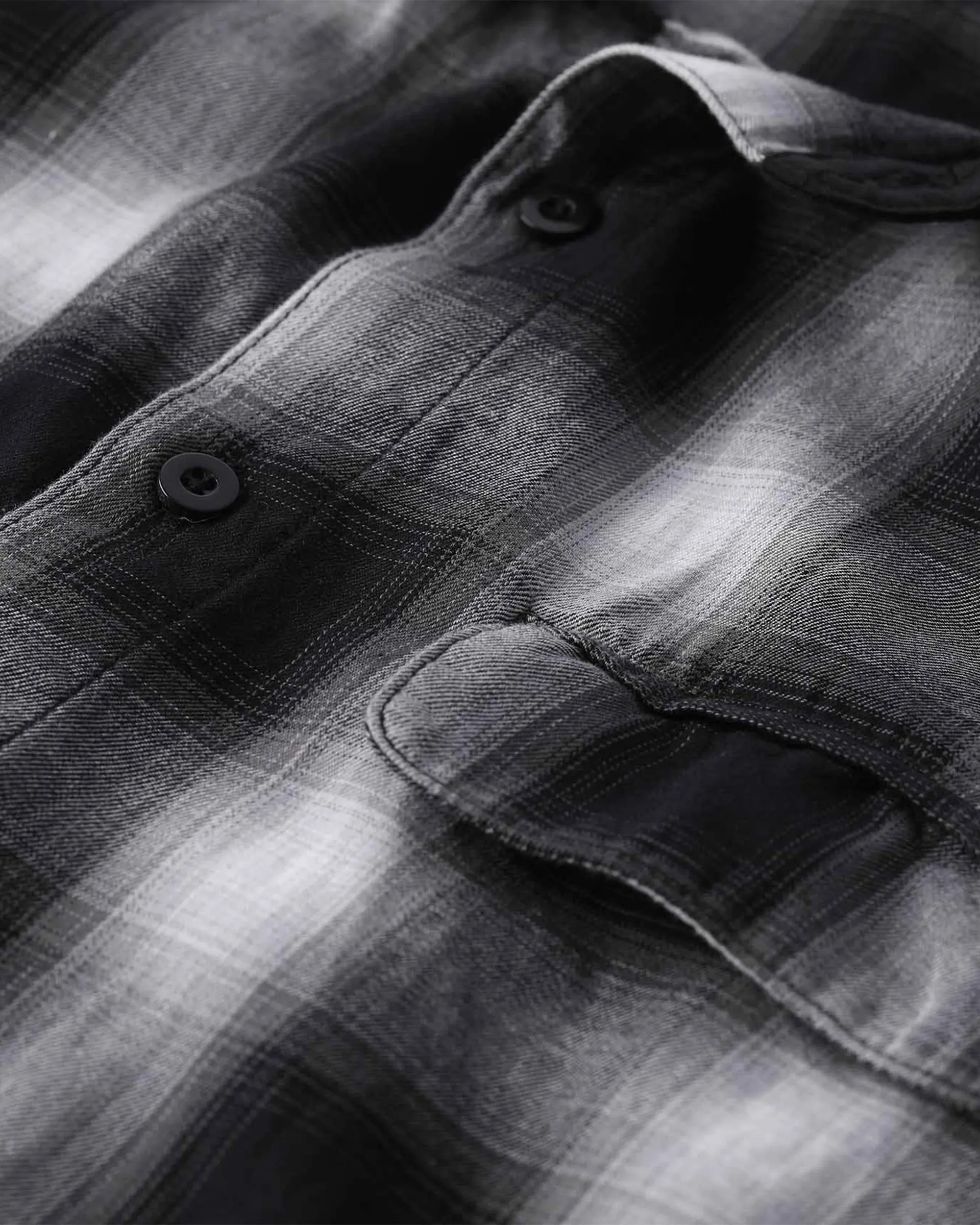 Chemise à carreaux à manches courtes avec boutons