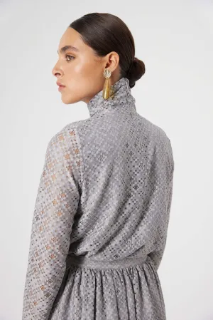 Arrivée en tête en dentelle zinc