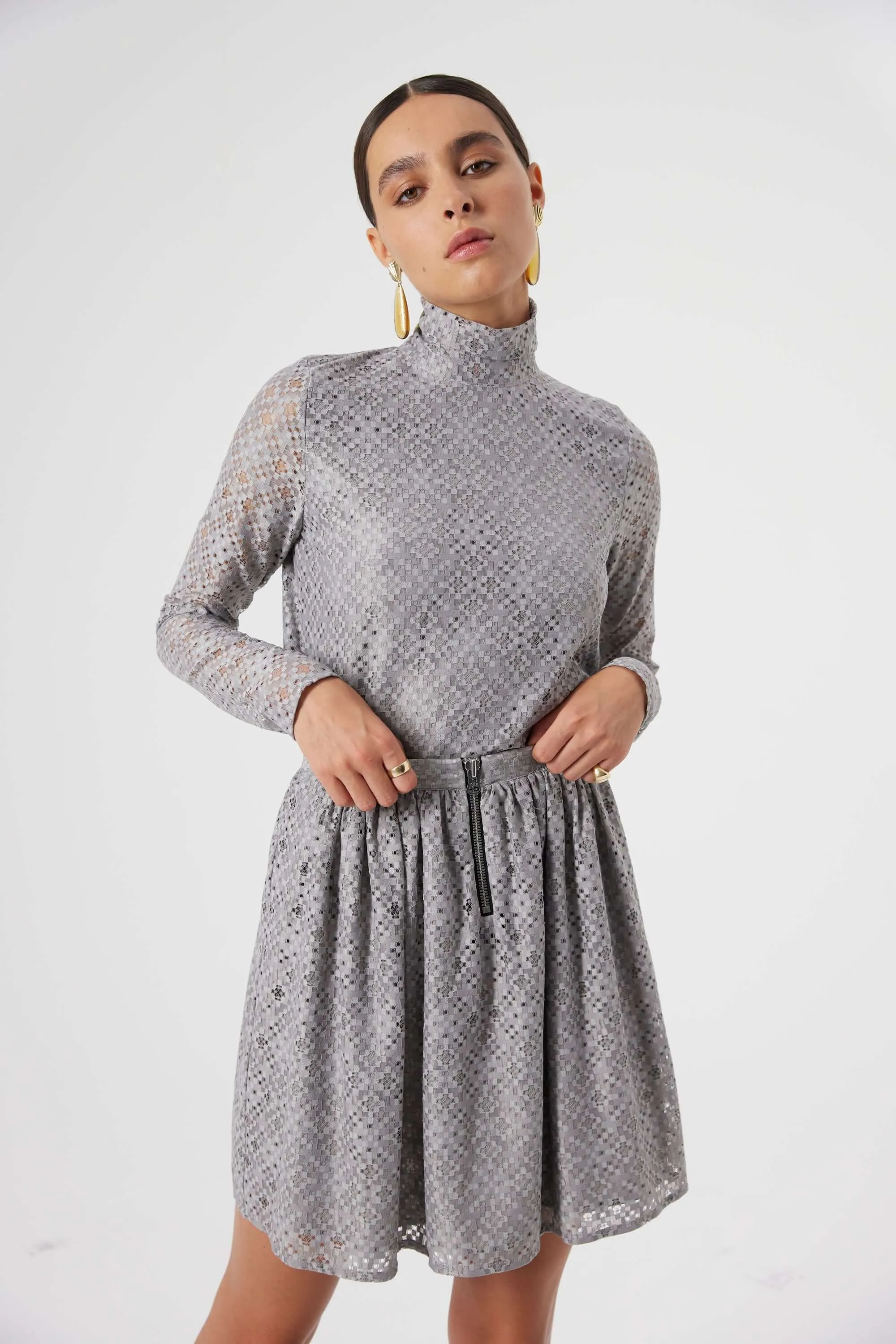 Arrivée en tête en dentelle zinc