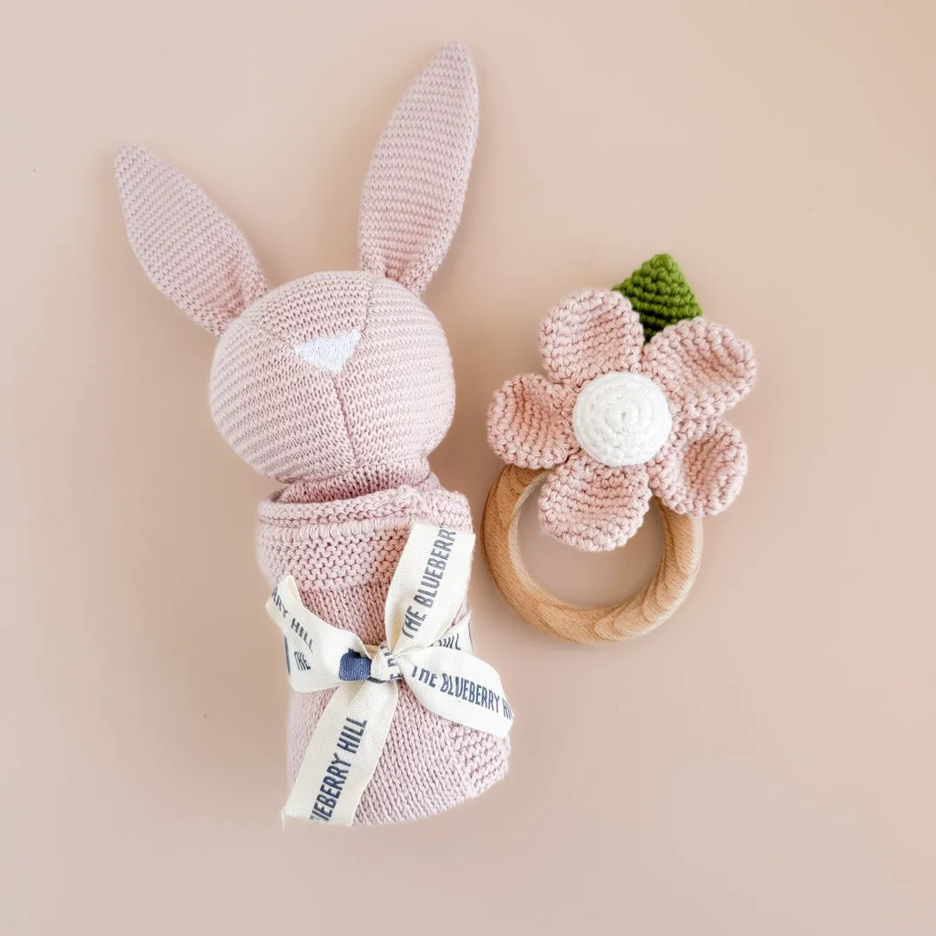 Hochet et Anneau de Dentition en Coton Crochet - Fleur Rose par The Blueberry Hill