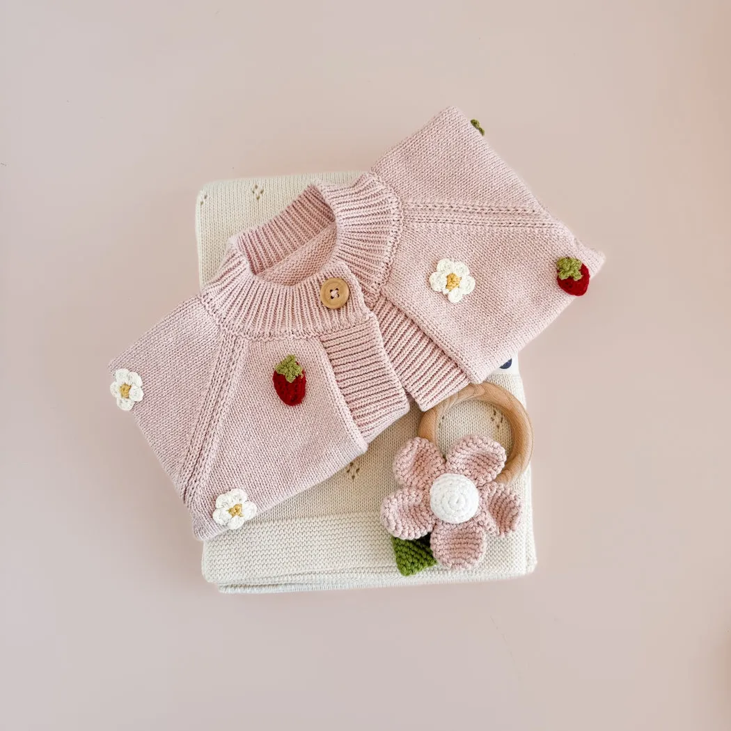 Hochet et Anneau de Dentition en Coton Crochet - Fleur Rose par The Blueberry Hill