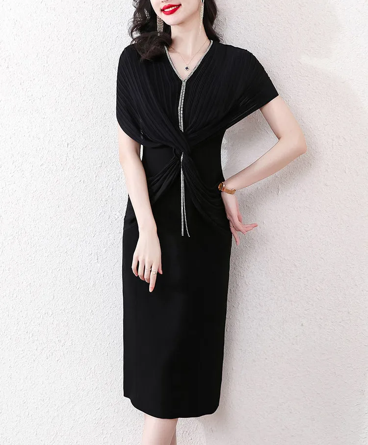 Robe élégante pour femme, fine à plis et col en V