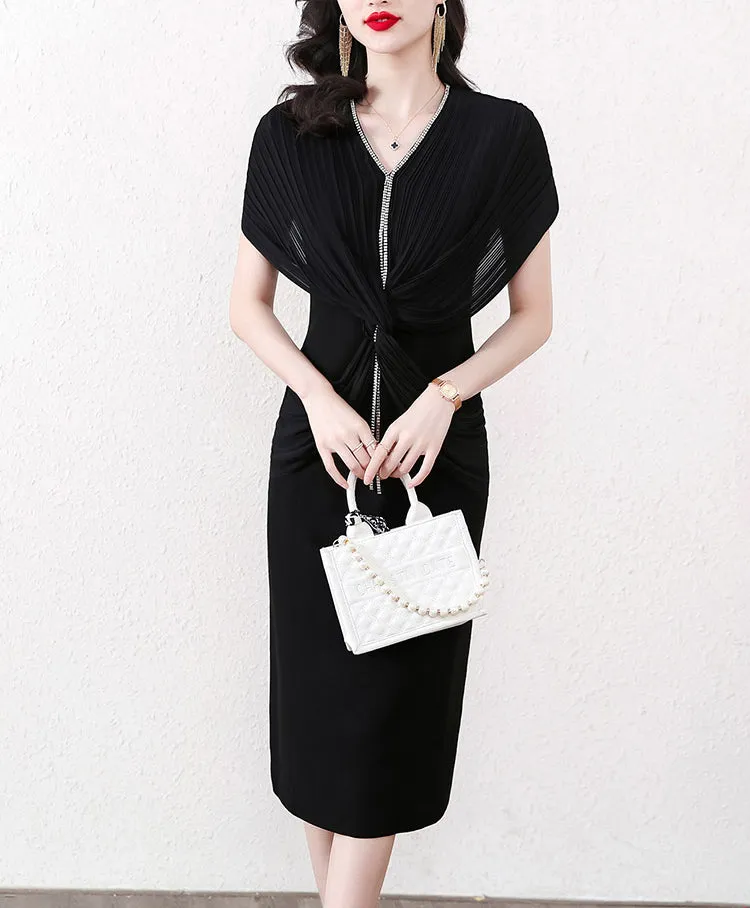 Robe élégante pour femme, fine à plis et col en V