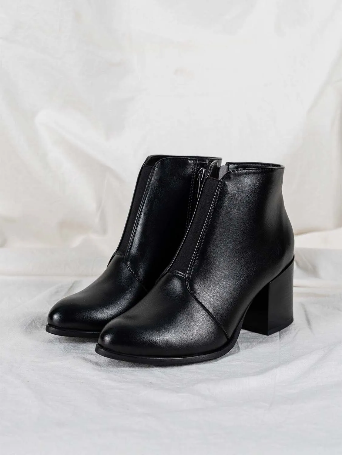 Bottes à cheville à talons en simili-cuir vegan Hana | Noir