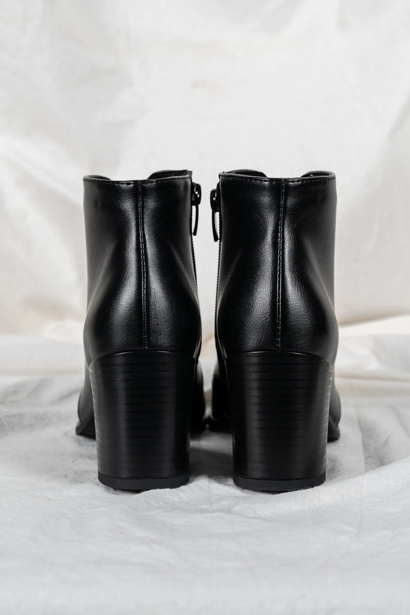 Bottes à cheville à talons en simili-cuir vegan Hana | Noir