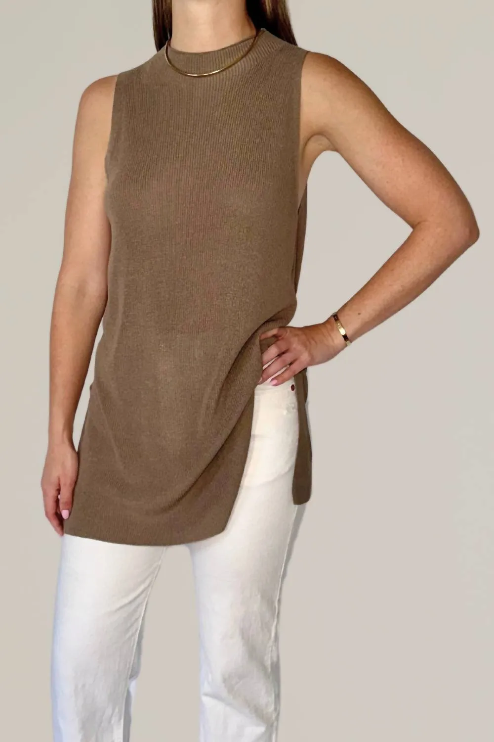 Gilet tricoté avec fentes en taupe
