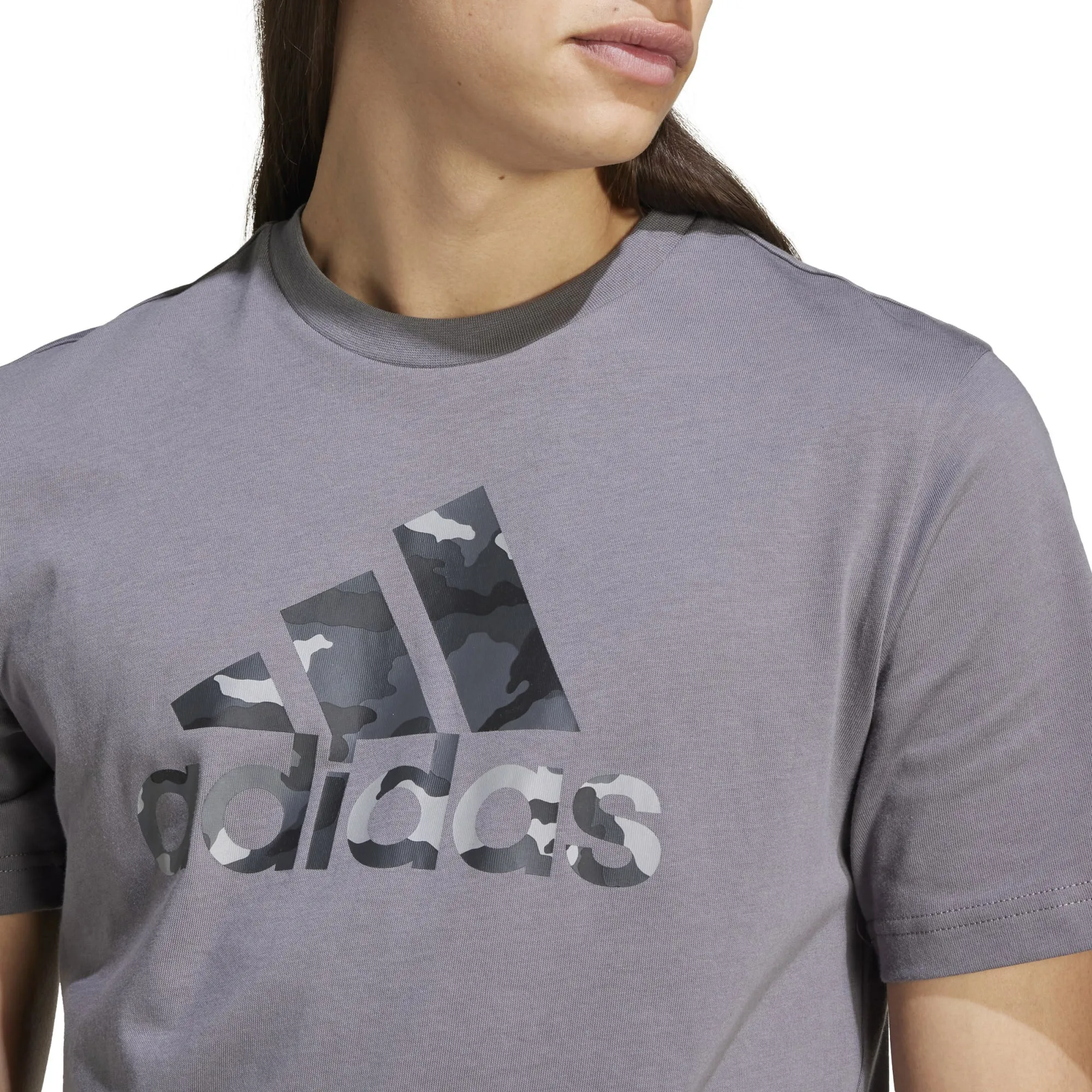 T-shirt graphique à badge camouflage pour homme