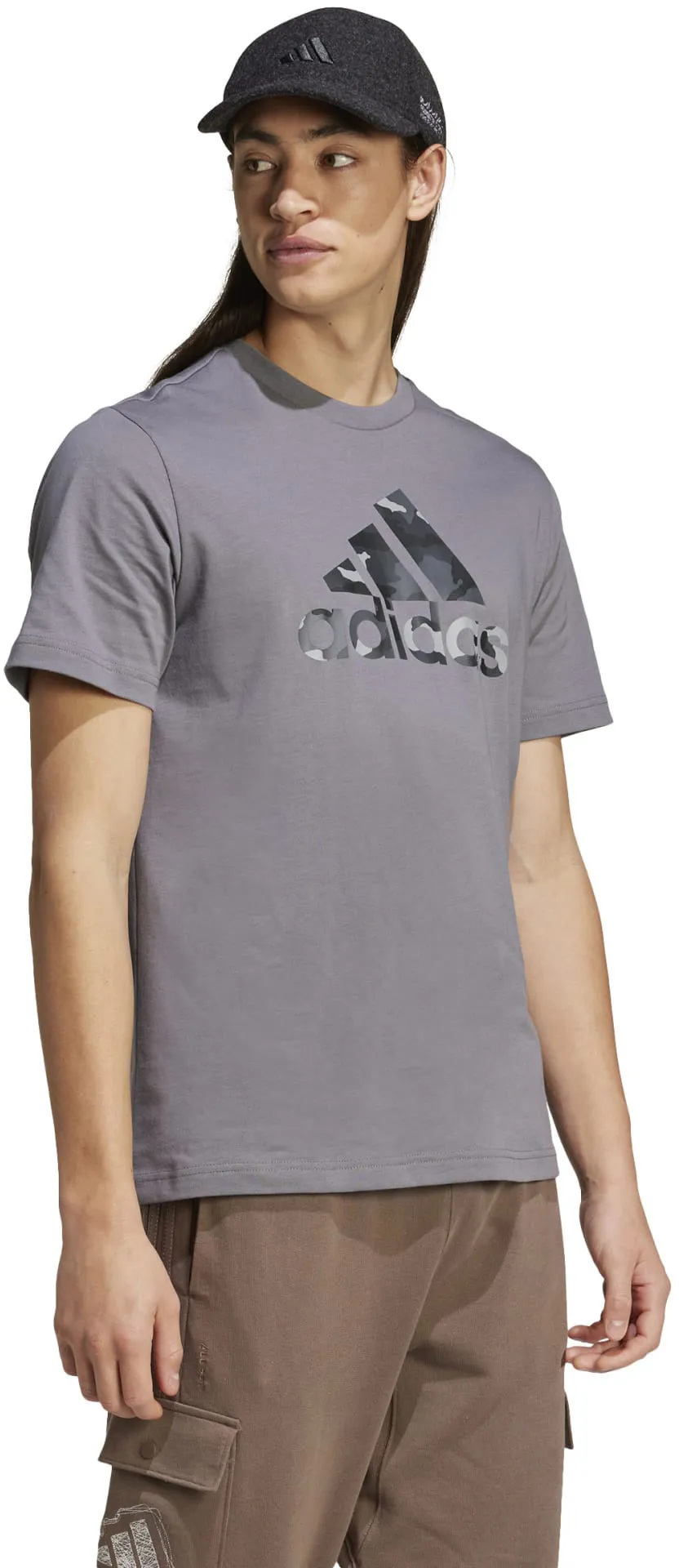 T-shirt graphique à badge camouflage pour homme