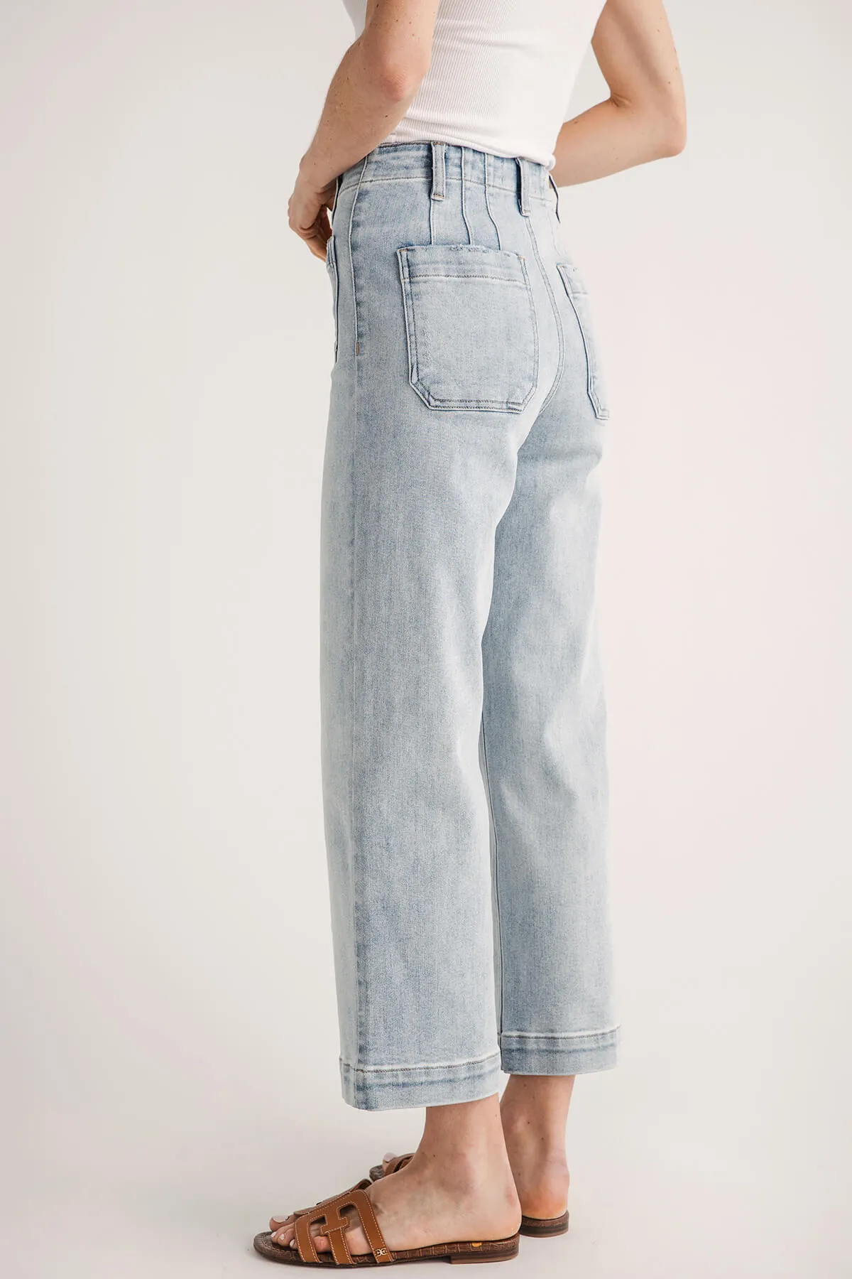 Pantalon court Risen Amelia à poches plaquées