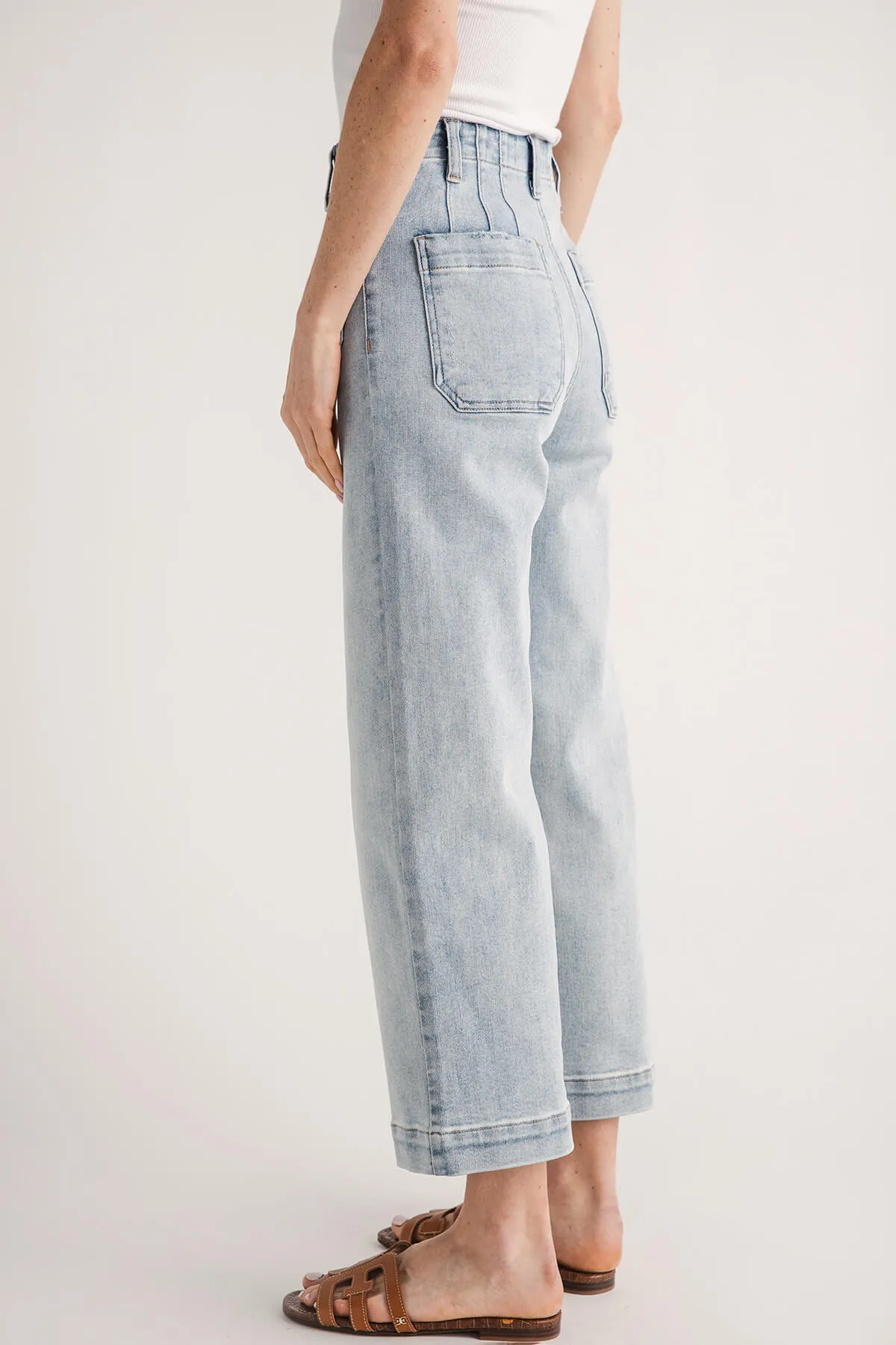 Pantalon court Risen Amelia à poches plaquées