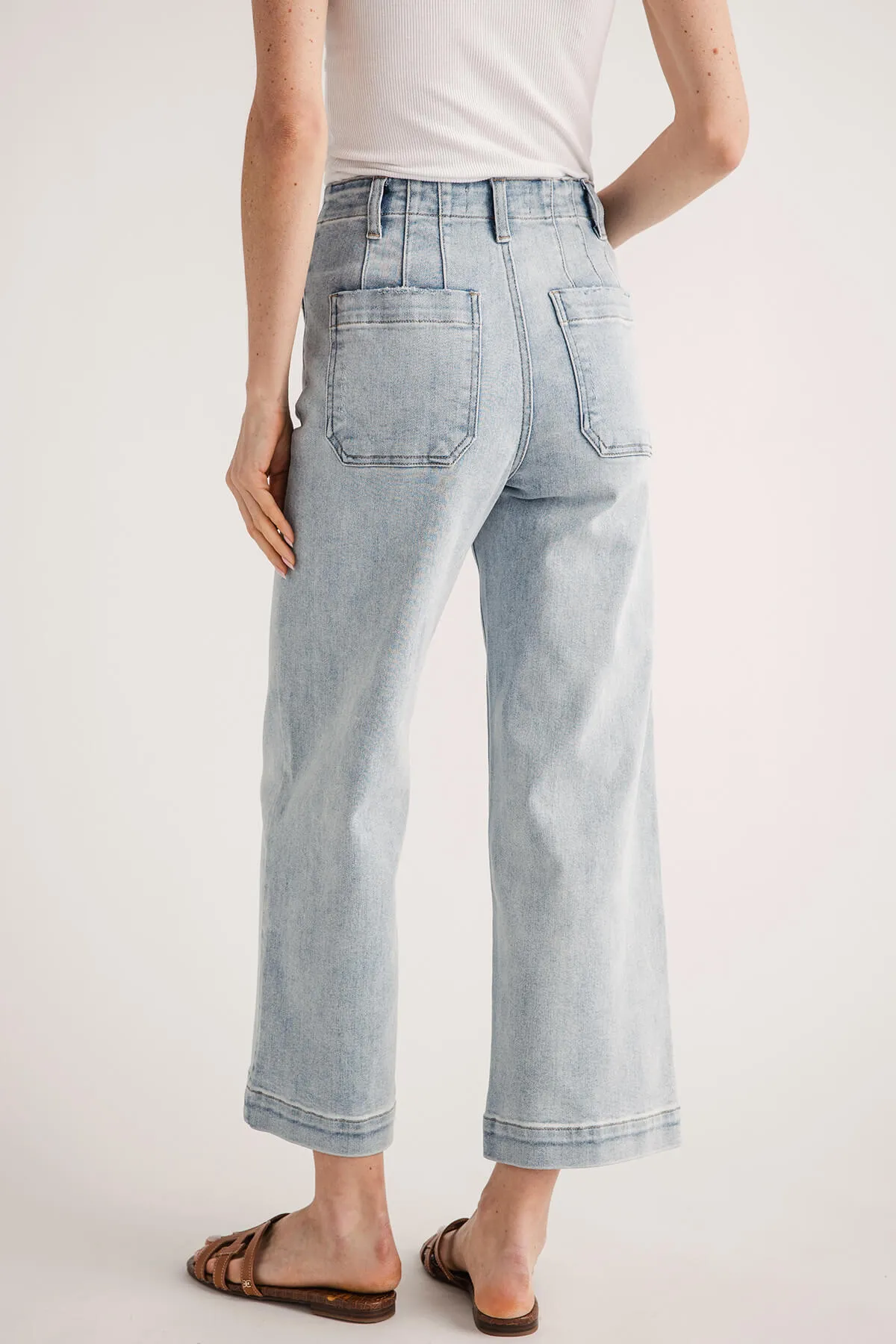 Pantalon court Risen Amelia à poches plaquées
