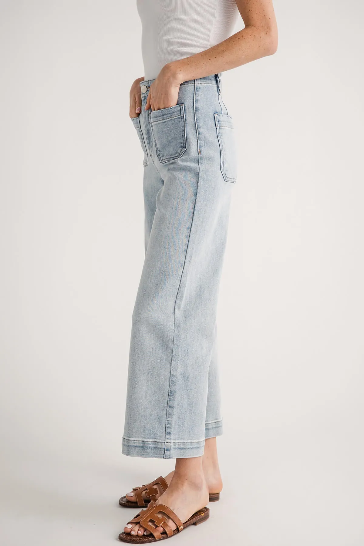 Pantalon court Risen Amelia à poches plaquées