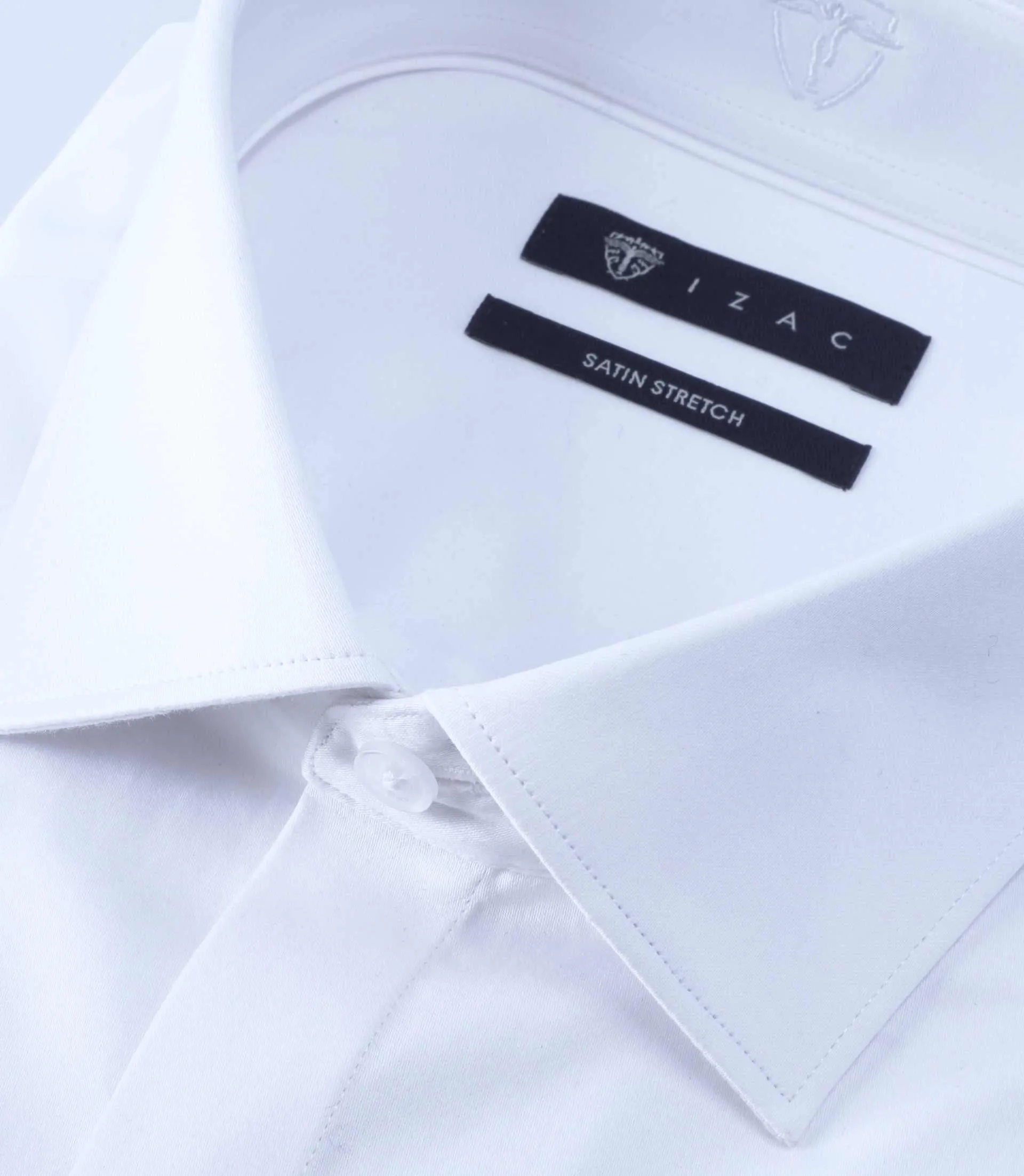 Chemise avec boutons de manchette blancs gravés