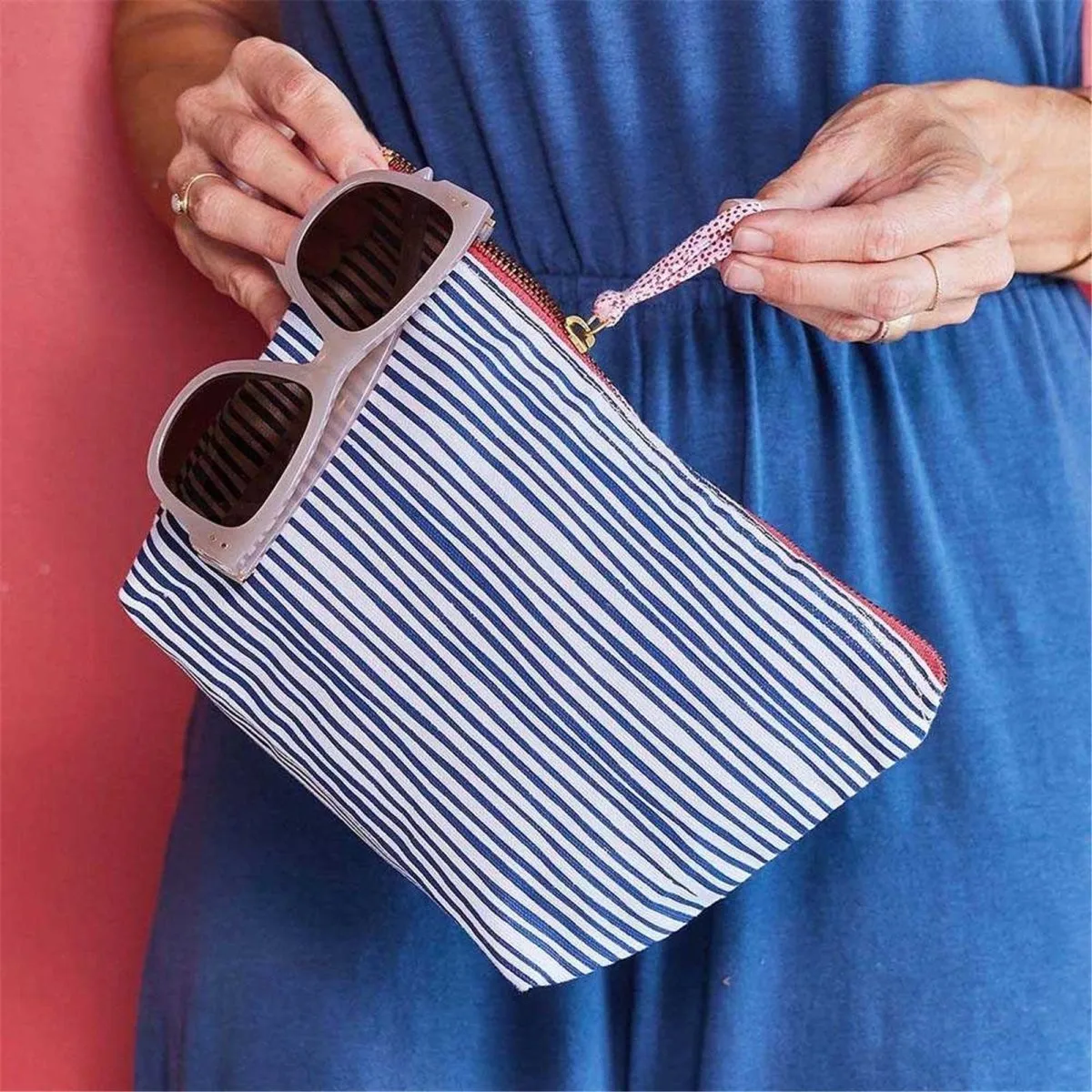 Pochettes Suri Navy Medium
