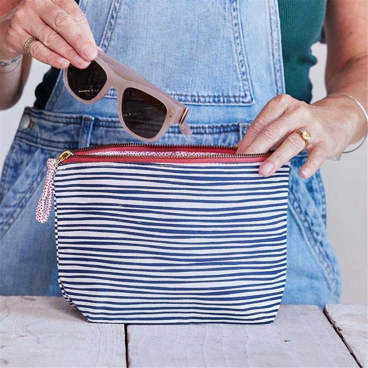Pochettes Suri Navy Medium