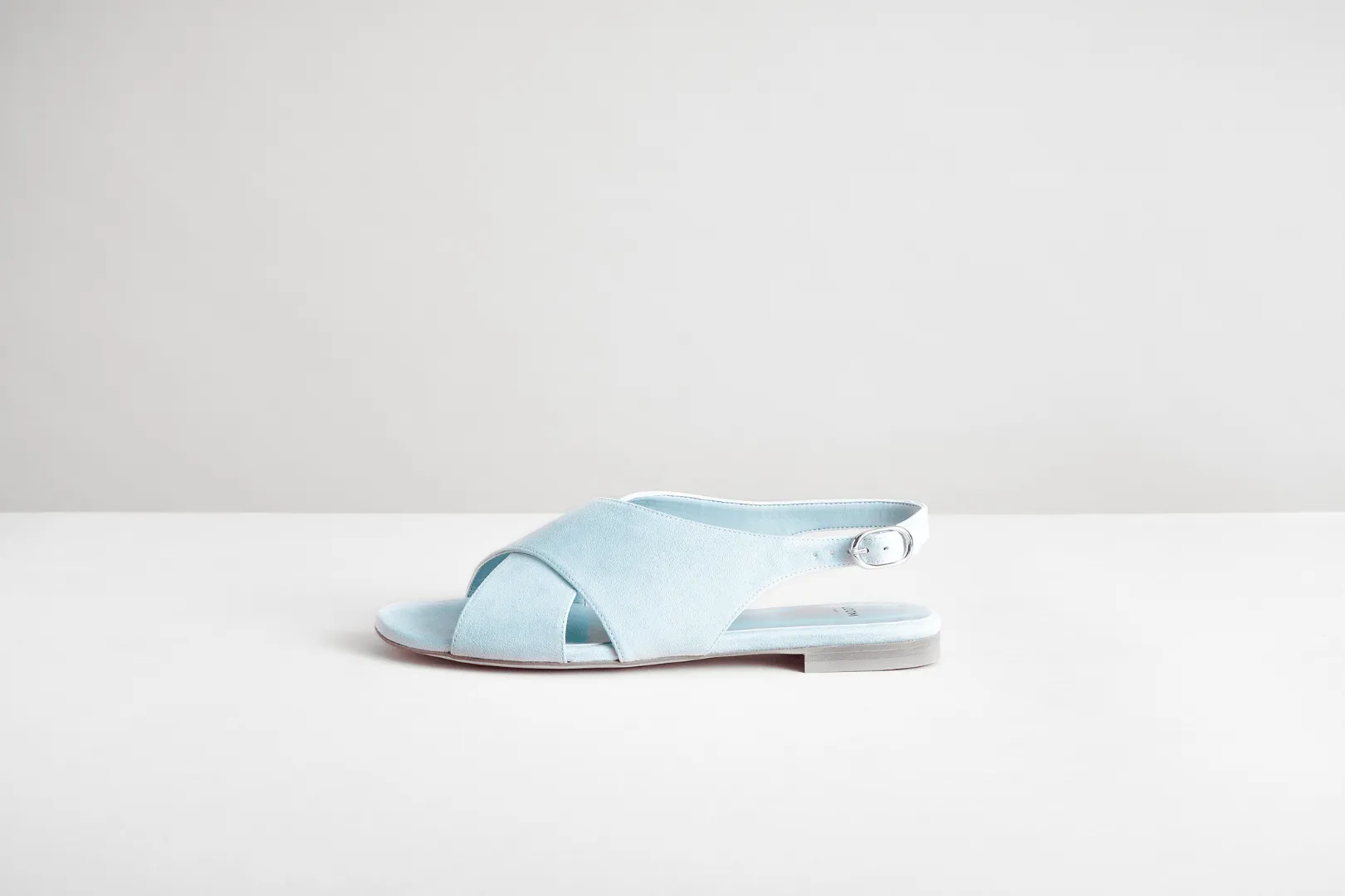Sandales à bride arrière croisée en simili suédine vegan | Bleu Barbados