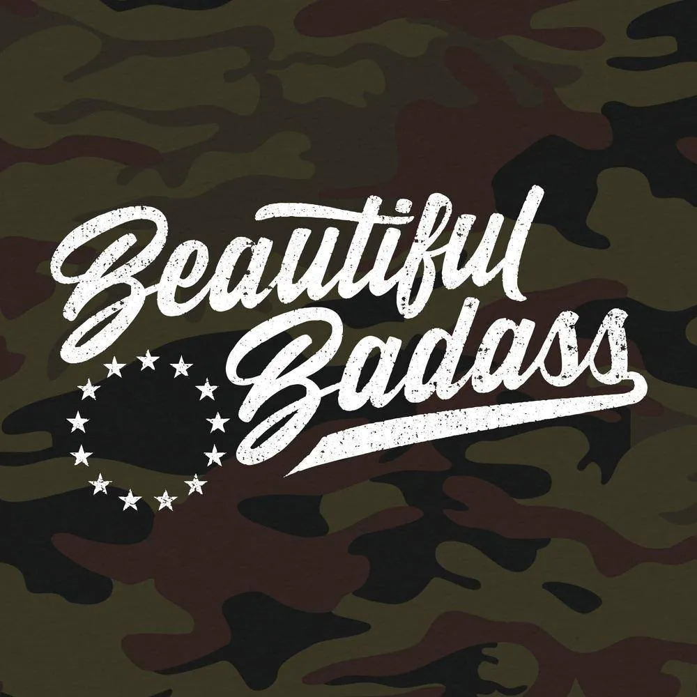 T-shirt Femme Badass Élégant - Camouflage Forêt